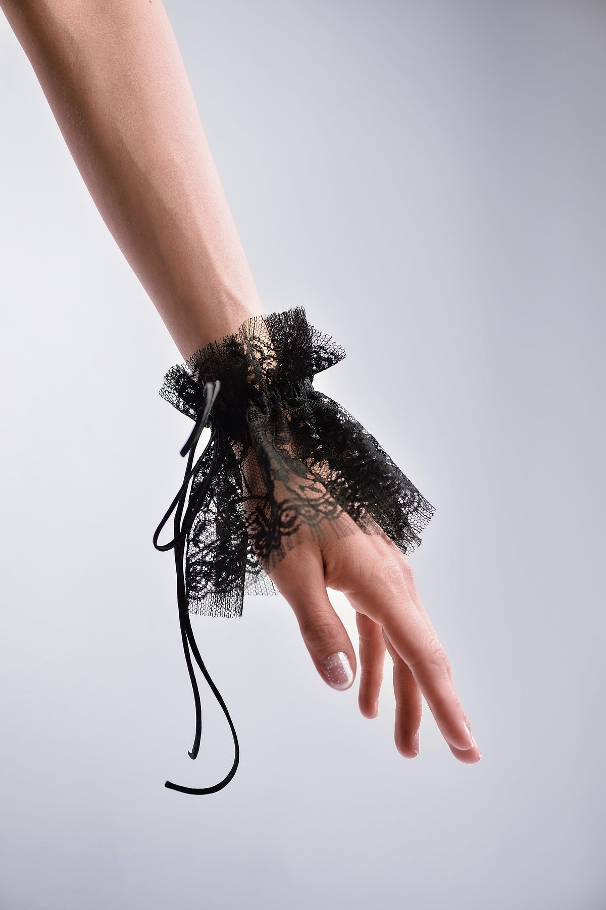 BLACK LACE CUFFS